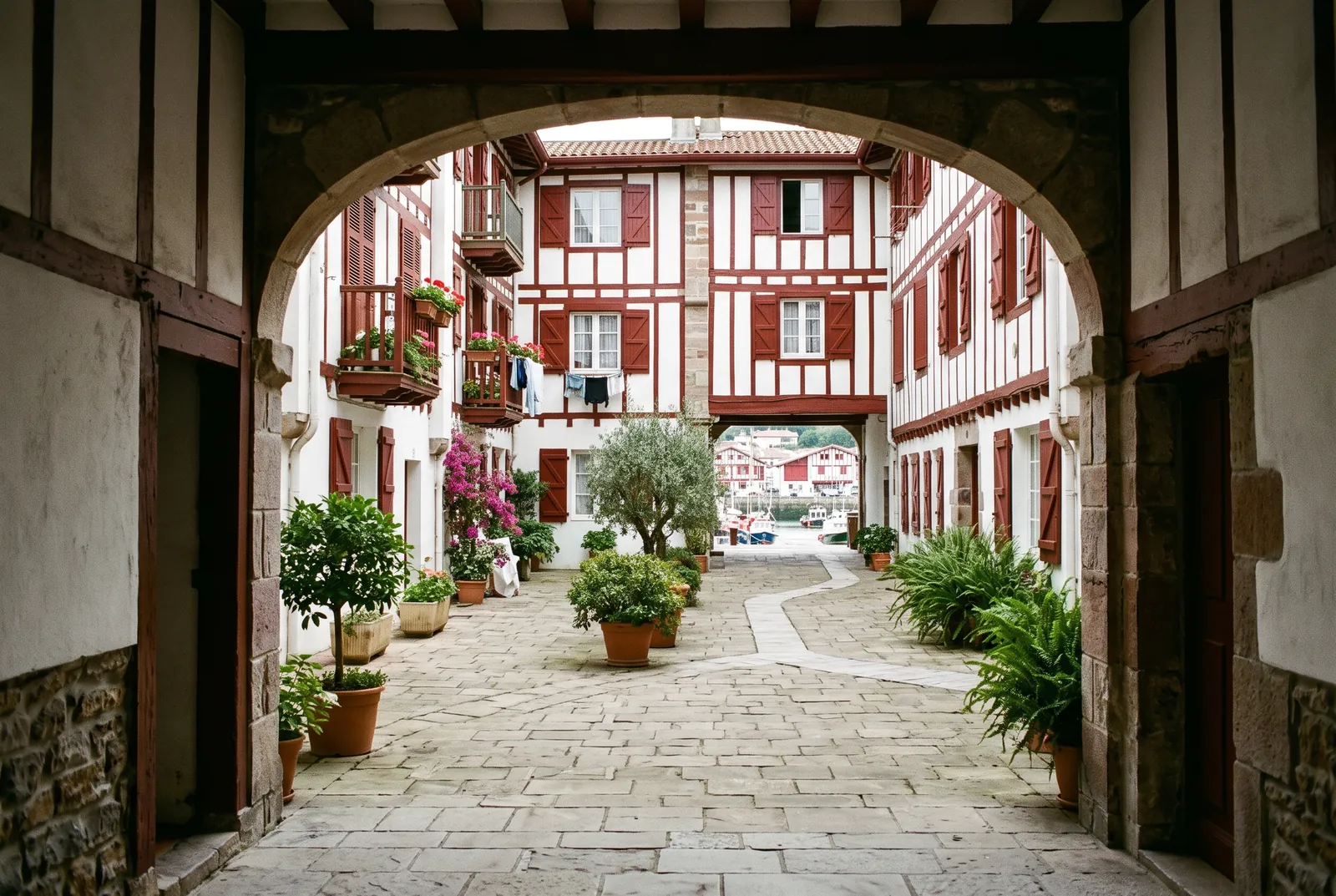 Cour intérieure d'un immeuble à Saint-Jean-de-Luz